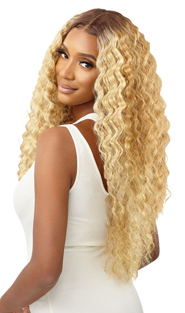 Outre - Lace Front Wig Sleeklay Part DONATELLA